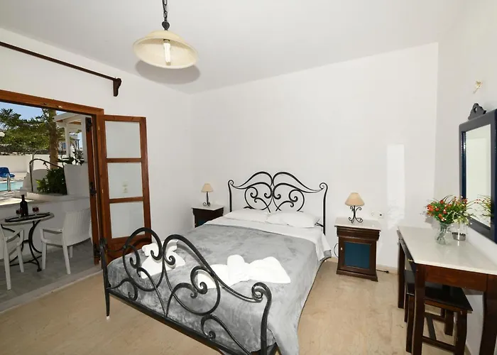 Sunflower Hotel Kamari (Santorini)